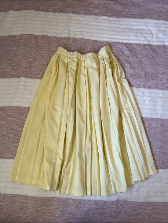 Dresses & Skirts - Authentic Vintage Joyce Sportswear Yellow Pleated Knee-Length Skirt Size 17-18